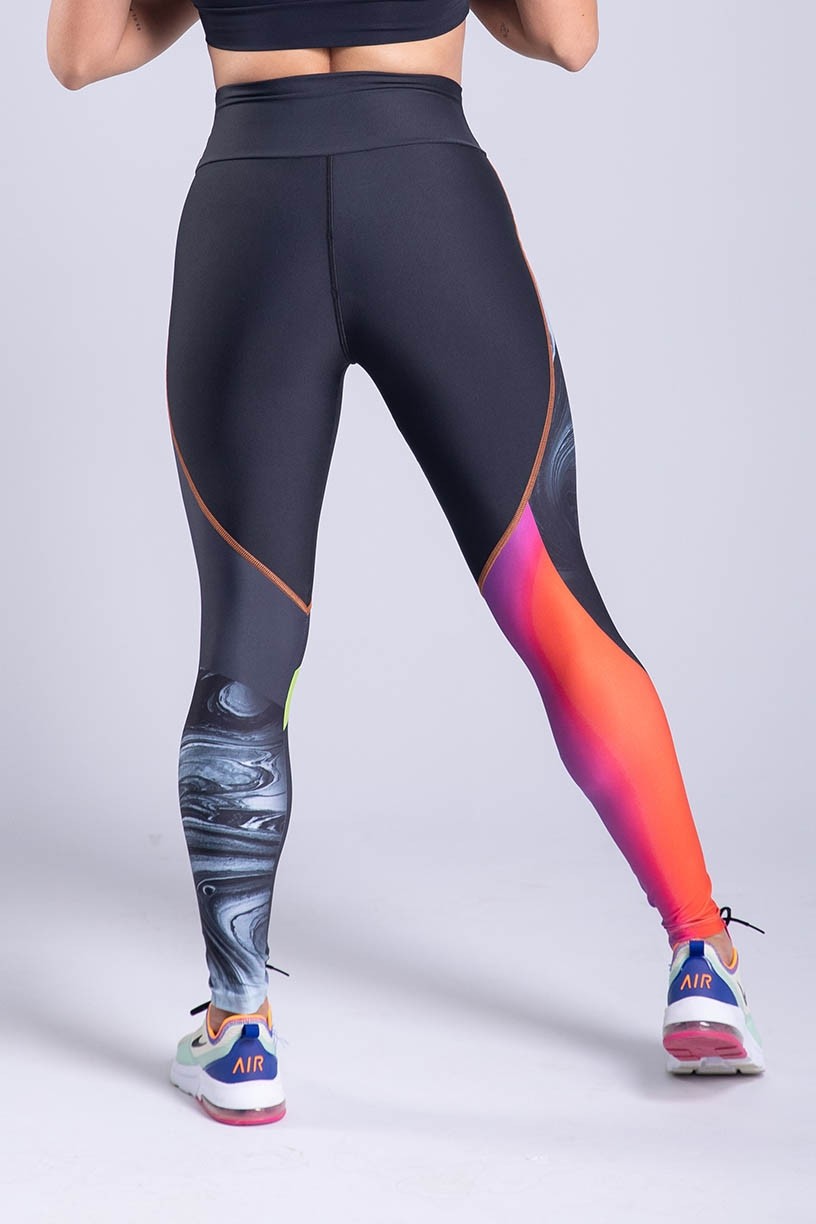 K3416-A_Calca_Legging_Lisa_com_Recorte_Estampa_Digital_na_Coxa_Preto__Solar_System__Ref:_K3416-A