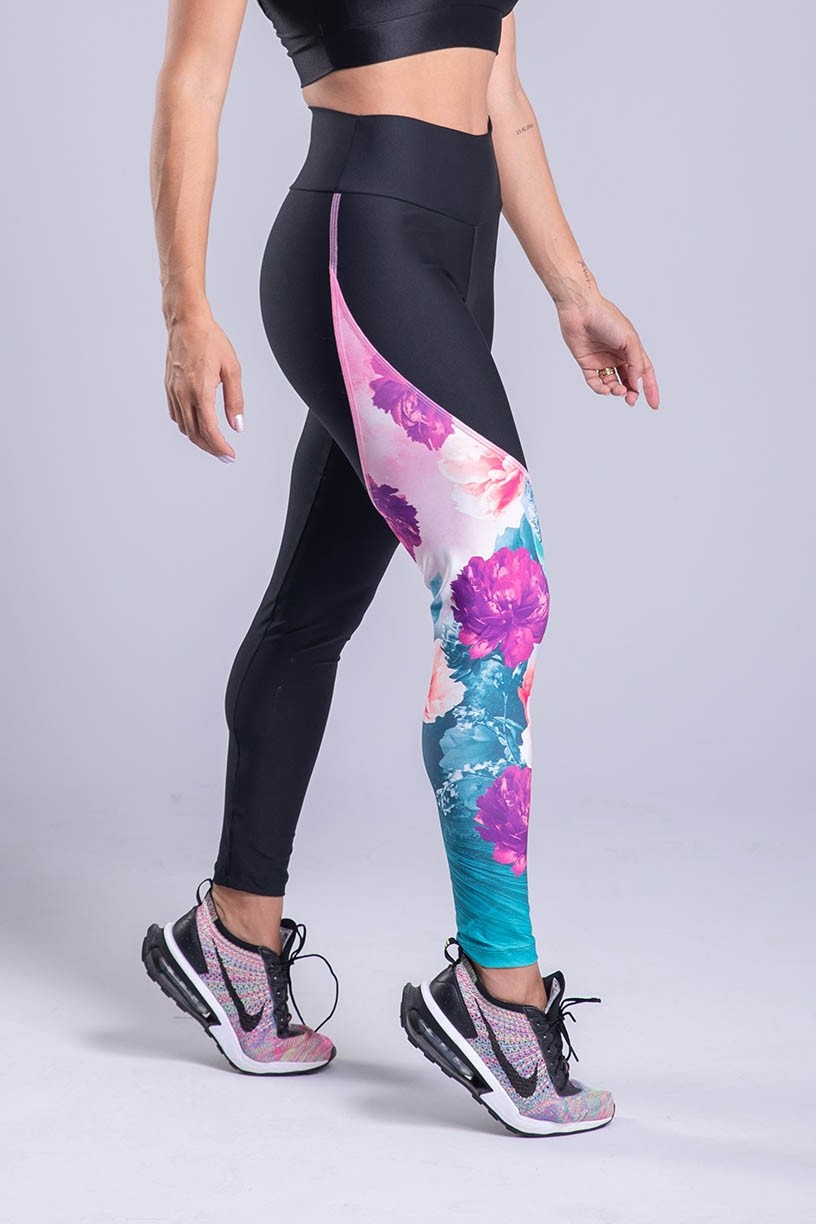 K3419-A_Calca_Legging_Lisa_com_Recorte_Estampa_Digital_Unilateral_Preto__Purple_Garden__Ref:_K3419-A