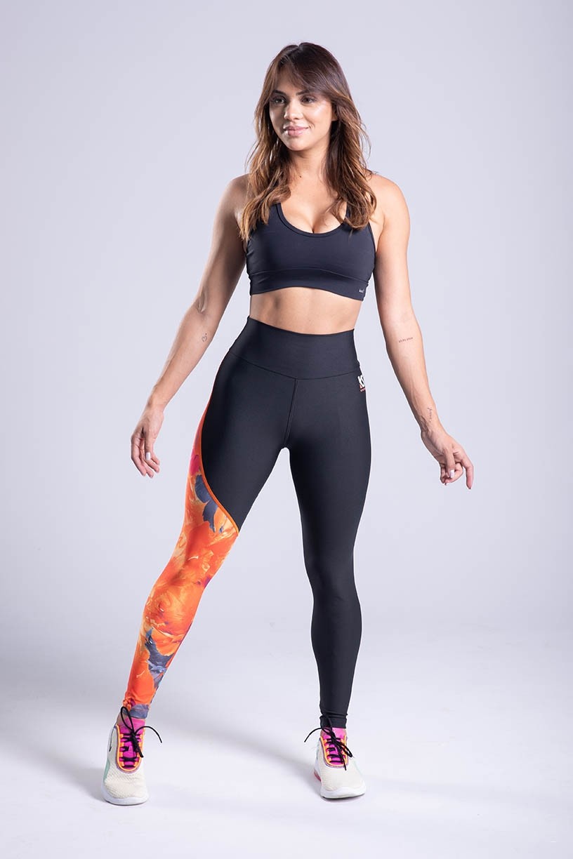 K3420-A_Calca_Legging_Lisa_com_Recorte_Estampa_Digital_Unilateral_Preto__Dream_Flowers__Ref:_K3420-A