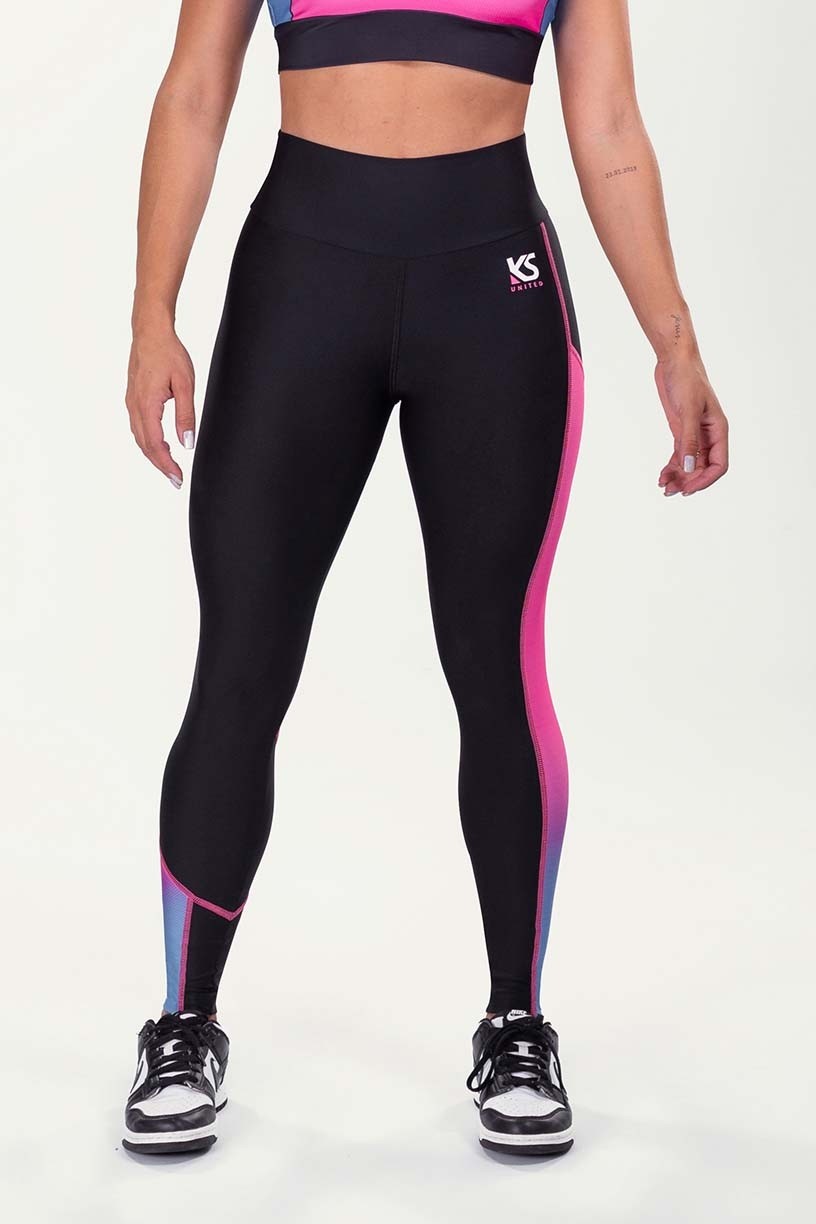 K3528-A_Calca_Legging_Lisa_com_Faixa_Lateral_e_Detalhe_Estampa_Digital_Preto__Pink_Sky__Ref:_K3528-A