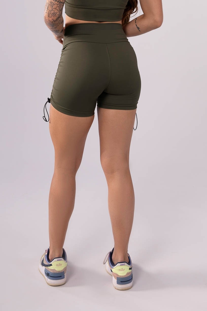 K3544-C_Short_com_Franzido_Lateral_Verde_Militar__Ref:_K3544-C