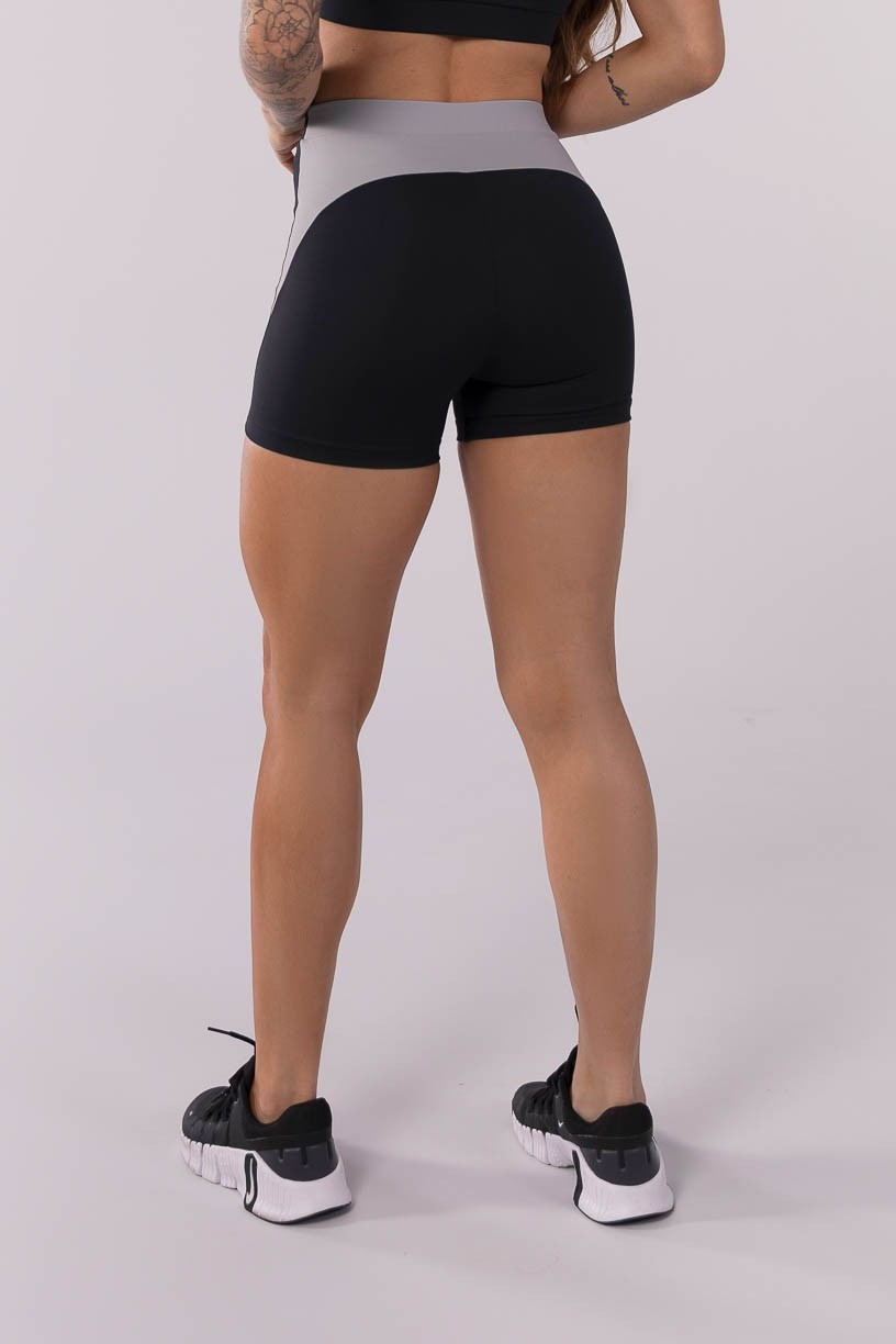 K3704-A_Short_com_Recorte_e_Cos_de_Elastico_Embutido_Preto__Cinza__Ref:_K3704-A