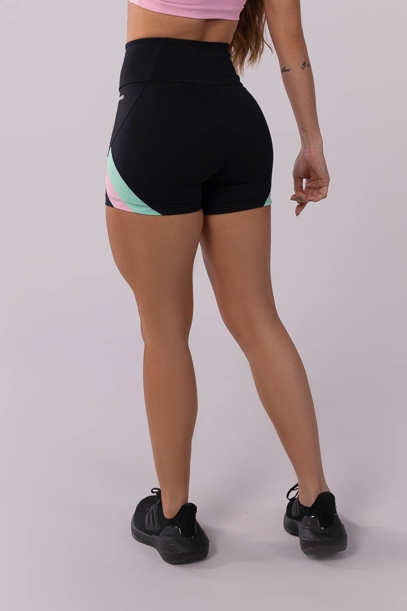 K3707-A_Short_com_Detalhe_de_Faixas_Coloridas_Preto__Rosa_Claro__Verde_Agua__Ref:_K3707-A