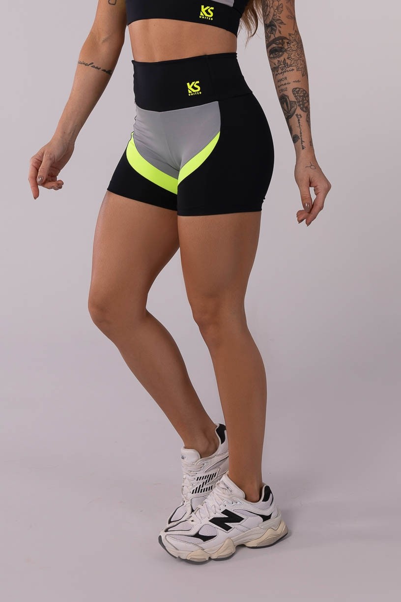 K3724-A_Short_com_Recortes_Contrastantes_Preto__Cinza__Amarelo__Ref:_K3724-A