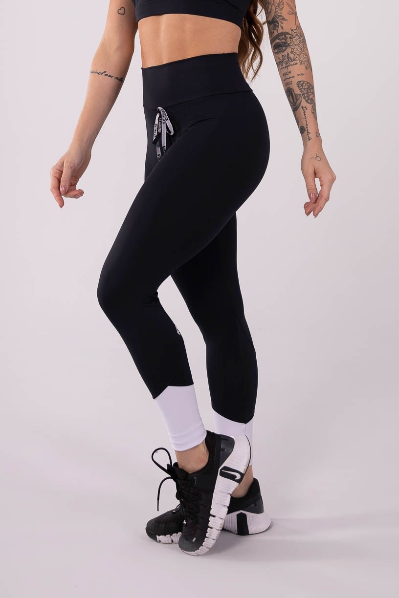 K3582-A_Calca_Legging_com_Recorte_Triangular_Preto__Branco__Ref:_K3582-A