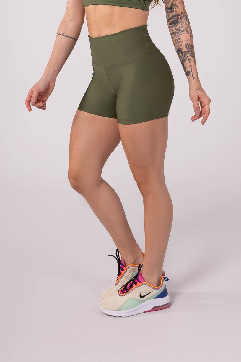 K3777-C_Short_com_Cobertura_no_Cos_Costas_Verde_Militar__Ref:_K3777-C