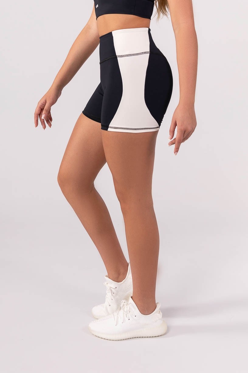 K3831-A_Short_Bicolor_com_Cobertura_Preto__Off-White__Ref:_K3831-A