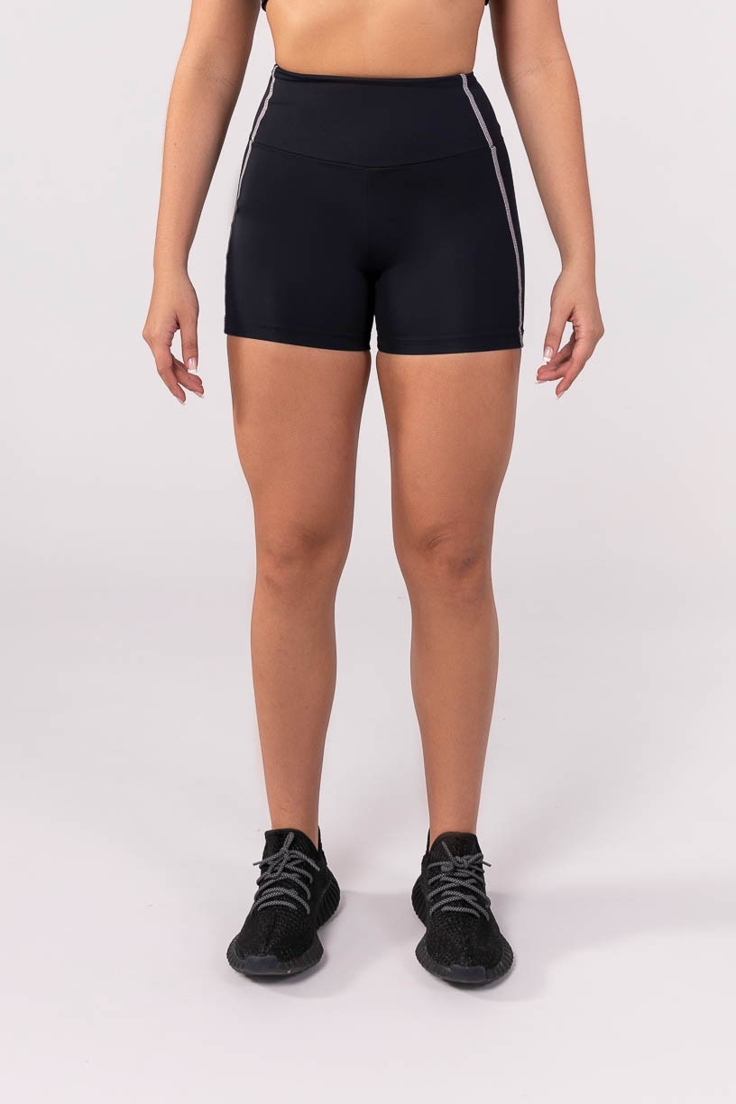 K3869-A_Short_com_Cobertura_e_Bolso_nas_Costas_Preto__Ref:_K3869-A