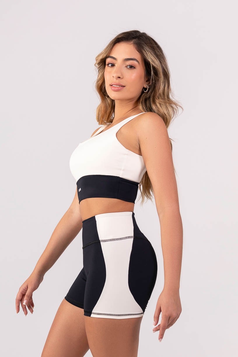 K3829-A_Top_Bicolor_com_Abertura_nas_Costas_Off-White__Preto__Ref:_K3829-A