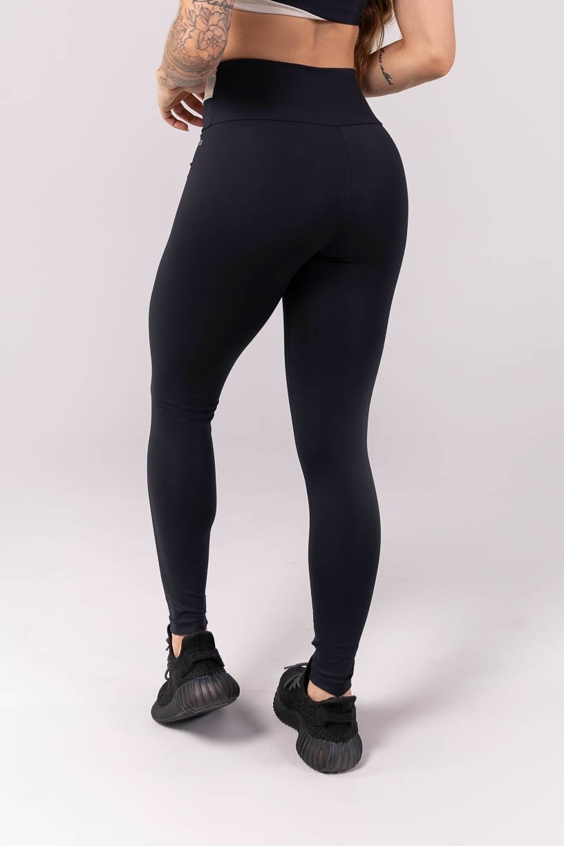 K3909-B_Calca_Legging_com_Recortes_no_Cos_Preto__Off-White__Ref:_K3909-B