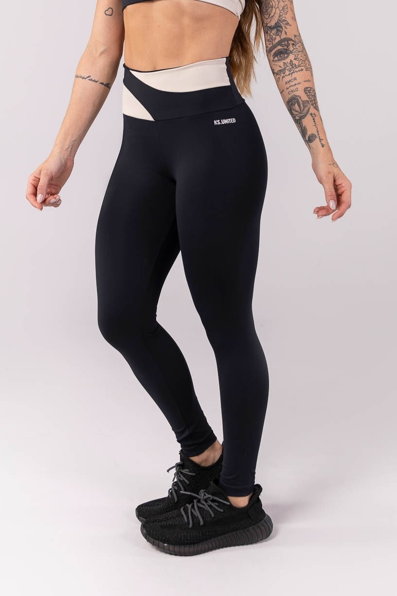 K3909-B_Calca_Legging_com_Recortes_no_Cos_Preto__Off-White__Ref:_K3909-B