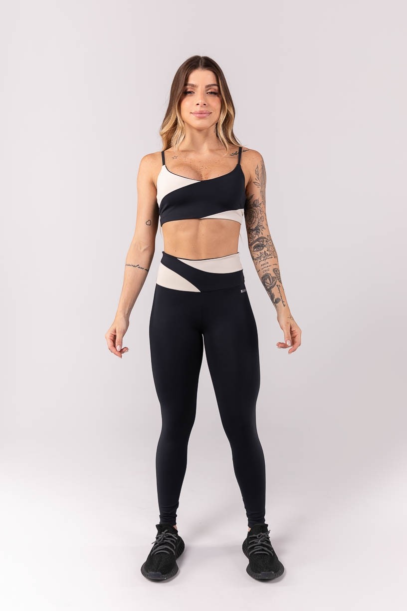 K3909-B_Calca_Legging_com_Recortes_no_Cos_Preto__Off-White__Ref:_K3909-B