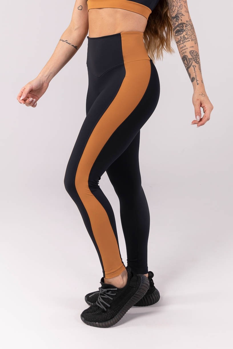 K3913-A_Calca_Legging_com_Cos_em_V_e_Recorte_Lateral_Preto__Marrom__Ref:_K3913-A