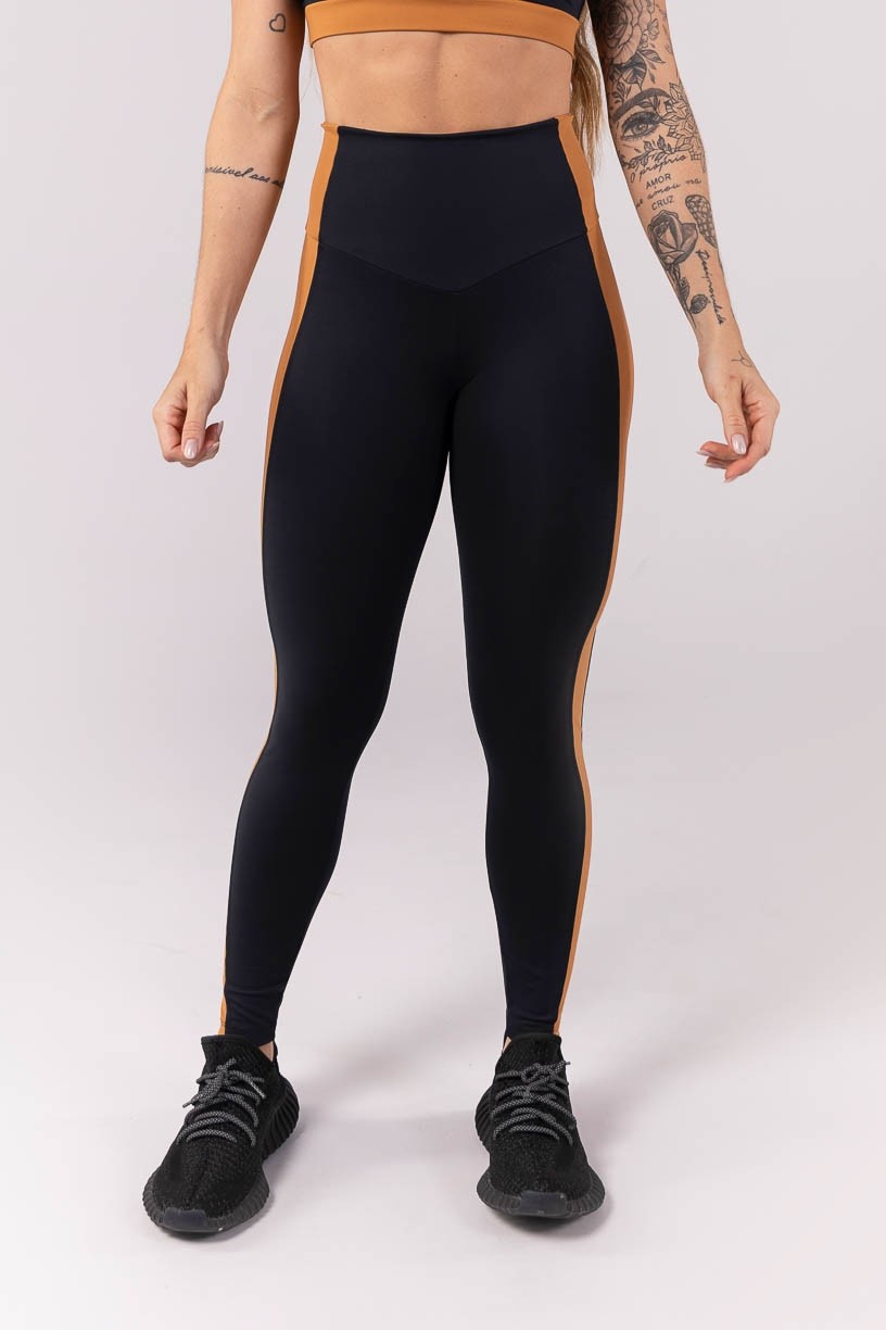 K3913-A_Calca_Legging_com_Cos_em_V_e_Recorte_Lateral_Preto__Marrom__Ref:_K3913-A