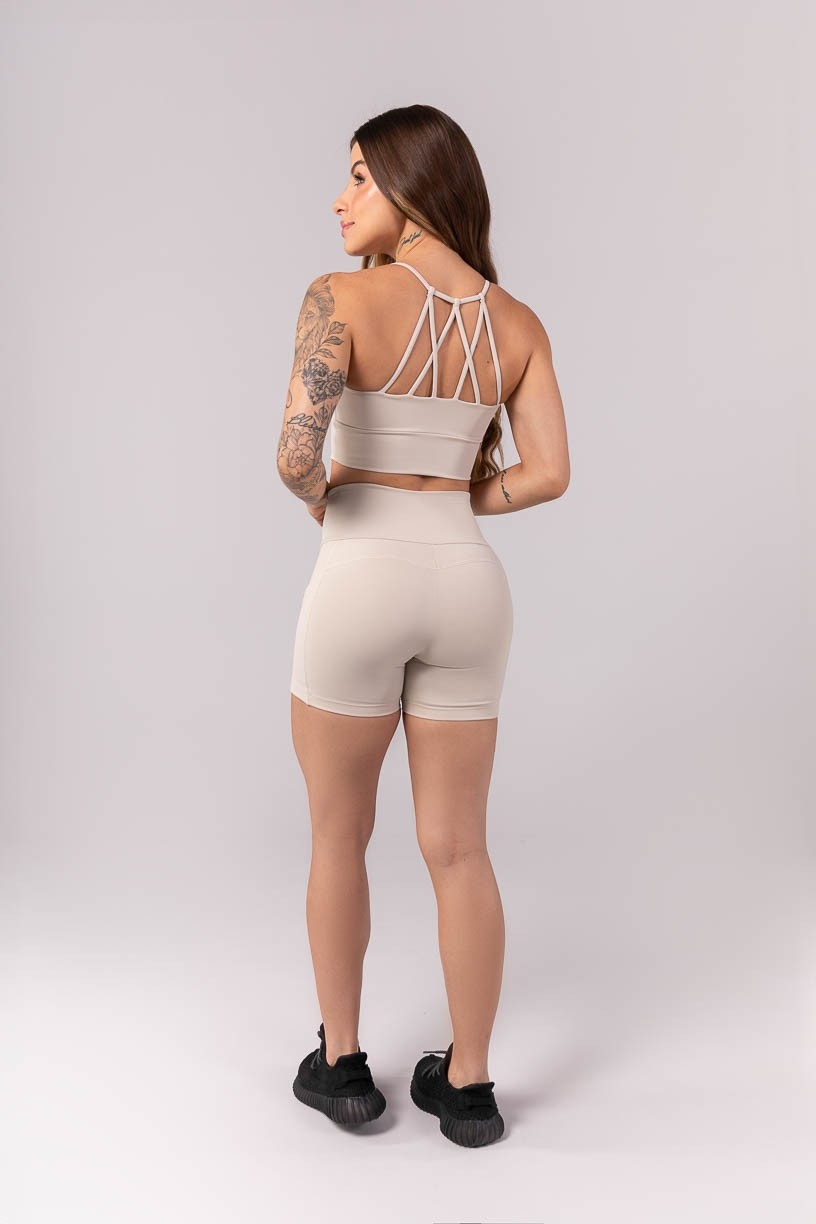 K3911-A_Short_com_Bolsos_e_Recorte_em_V_nas_Costas_Off-White__Ref:_K3911-A