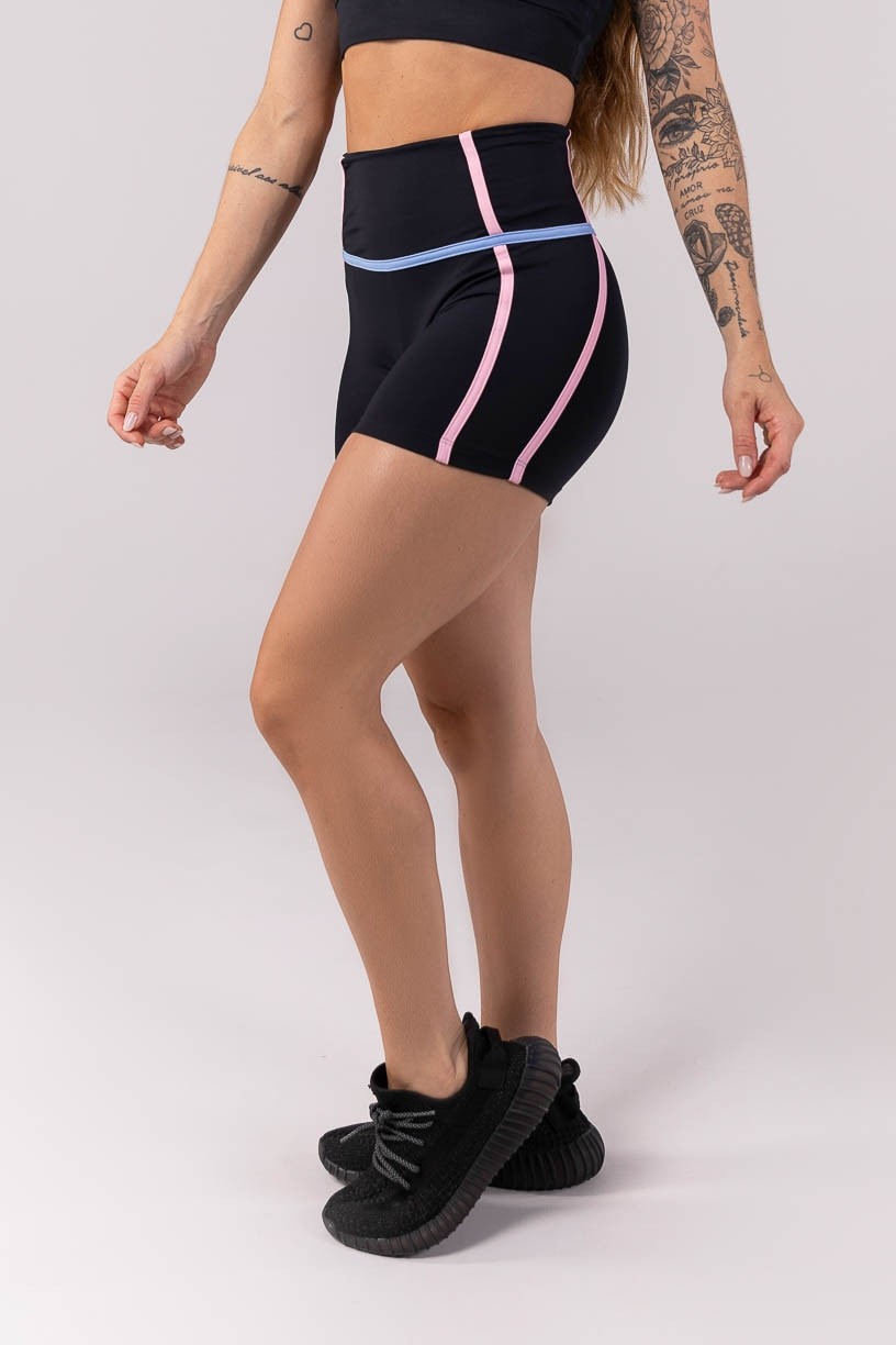 K3902-A_Short_com_Chapados_Sobrepostos_Preto__Rosa_Claro__Azul_Claro__Ref:_K3902-A