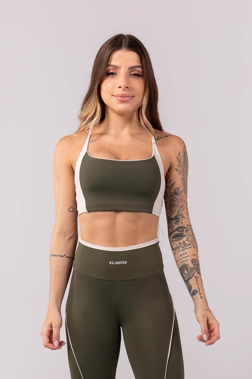 K3904-B_Top_com_Recortes_Contrastantes_Verde_Militar__Off-White__Ref:_K3904-B