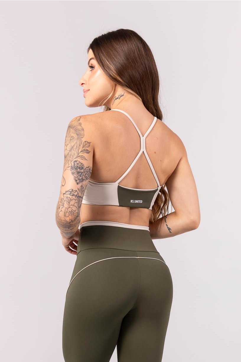 K3904-B_Top_com_Recortes_Contrastantes_Verde_Militar__Off-White__Ref:_K3904-B