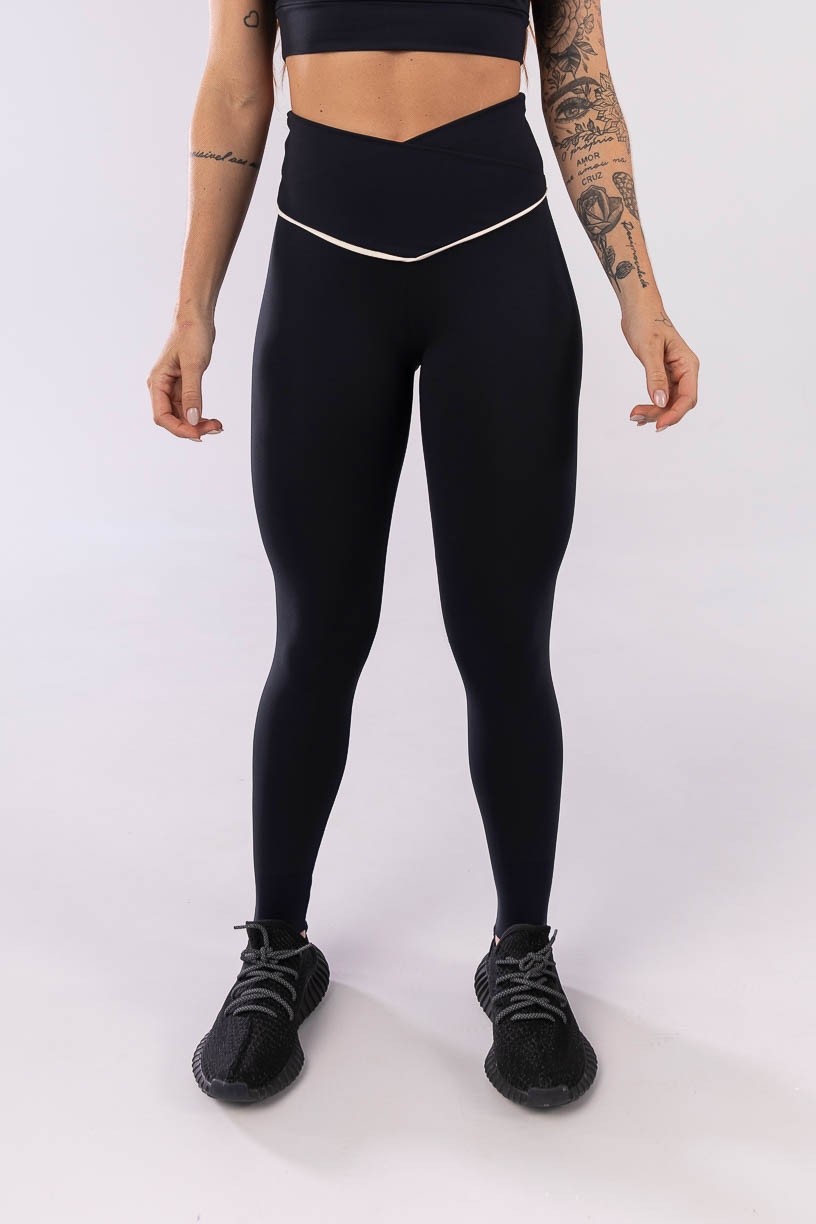 K3933-A_Calca_Legging_com_Faixa_no_Cos_Transpassado_Preto__Off-White__Ref:_K3933-A