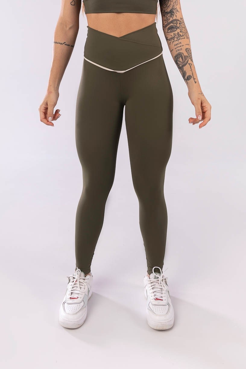 K3933-C_Calca_Legging_com_Faixa_no_Cos_Transpassado_Verde_Militar__Off-White__Ref:_K3933-C