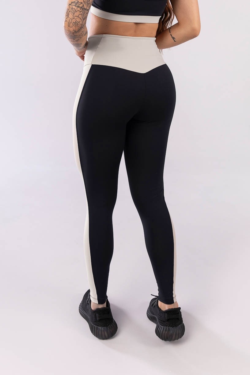 K3951-A_Calca_Legging_com_Cos_V_e_Faixa_Lateral_Preto__Off-White__Ref:_K3951-A