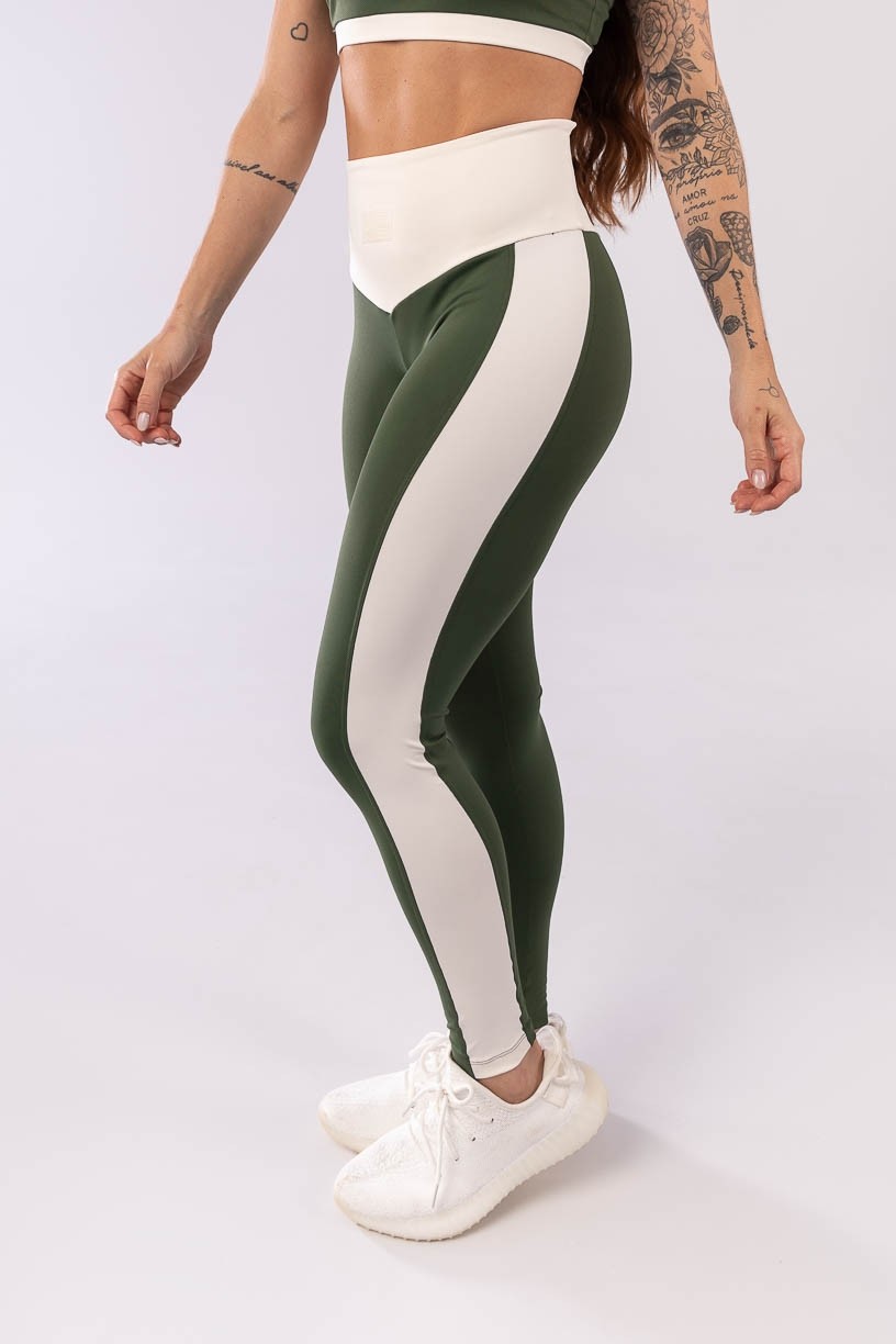 K3951-C_Calca_Legging_com_Cos_V_e_Faixa_Lateral_Verde_Militar__Off-White__Ref:_K3951-C