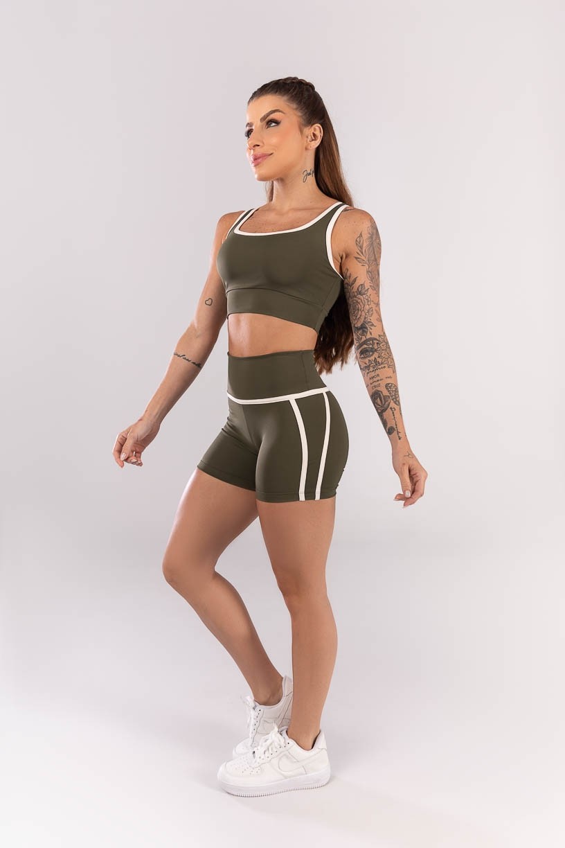 K3967-B_Short_com_Detalhe_em_Vivo_no_Cos_e_nas_Laterais_Verde_Militar__Off-White__Ref:_K3967-B