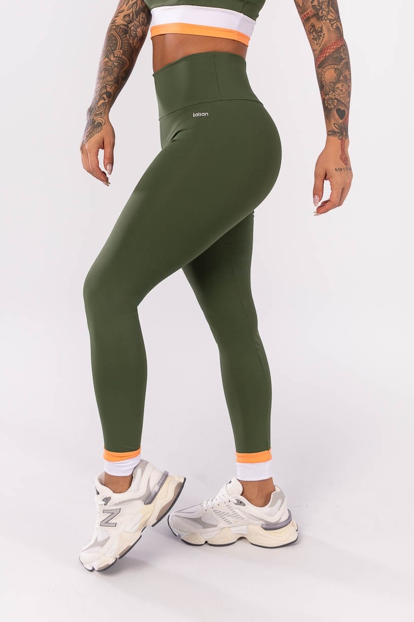 K4022-A_Calca_Legging_com_Recortes_na_Barra_Verde_Militar__Branco__Laranja__Ref:_K4022-A