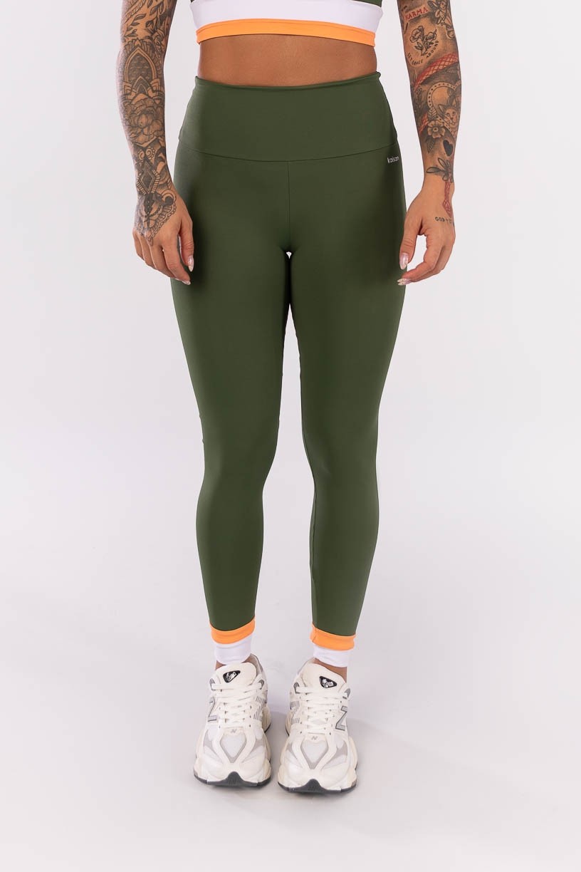 K4022-A_Calca_Legging_com_Recortes_na_Barra_Verde_Militar__Branco__Laranja__Ref:_K4022-A