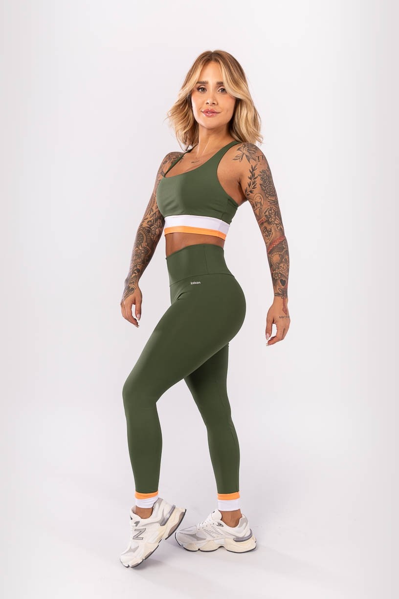 K4022-A_Calca_Legging_com_Recortes_na_Barra_Verde_Militar__Branco__Laranja__Ref:_K4022-A