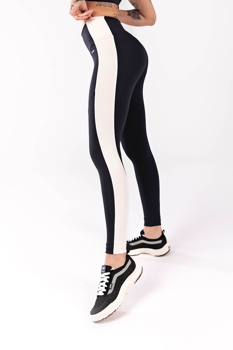 K4068-A_Calca_Legging_com_Faixa_Lateral_Preto__Off_White__Ref:_K4068-A