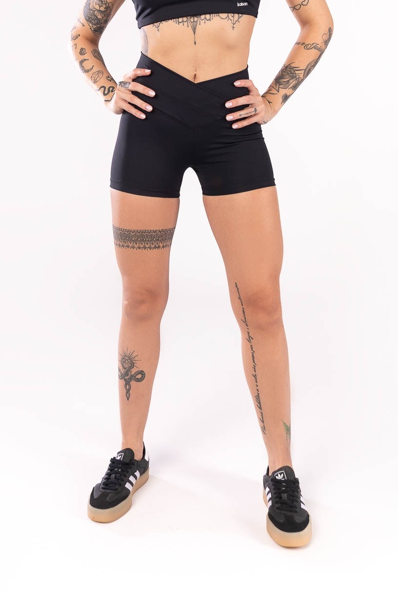 K4043-A_Short_com_Cos_Transpassado_Frente_e_Costas_Preto__Ref:_K4043-A