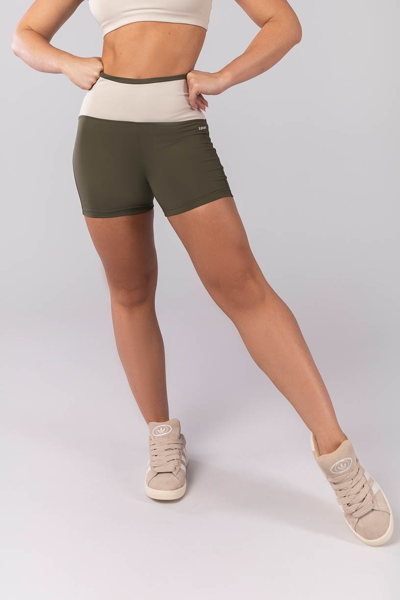 K4125-A_Short_com_Vira_e_Cos_em_V_Verde_Militar__Bege__Ref:_K4125-A