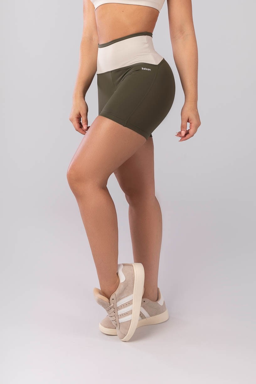 K4125-A_Short_com_Vira_e_Cos_em_V_Verde_Militar__Bege__Ref:_K4125-A
