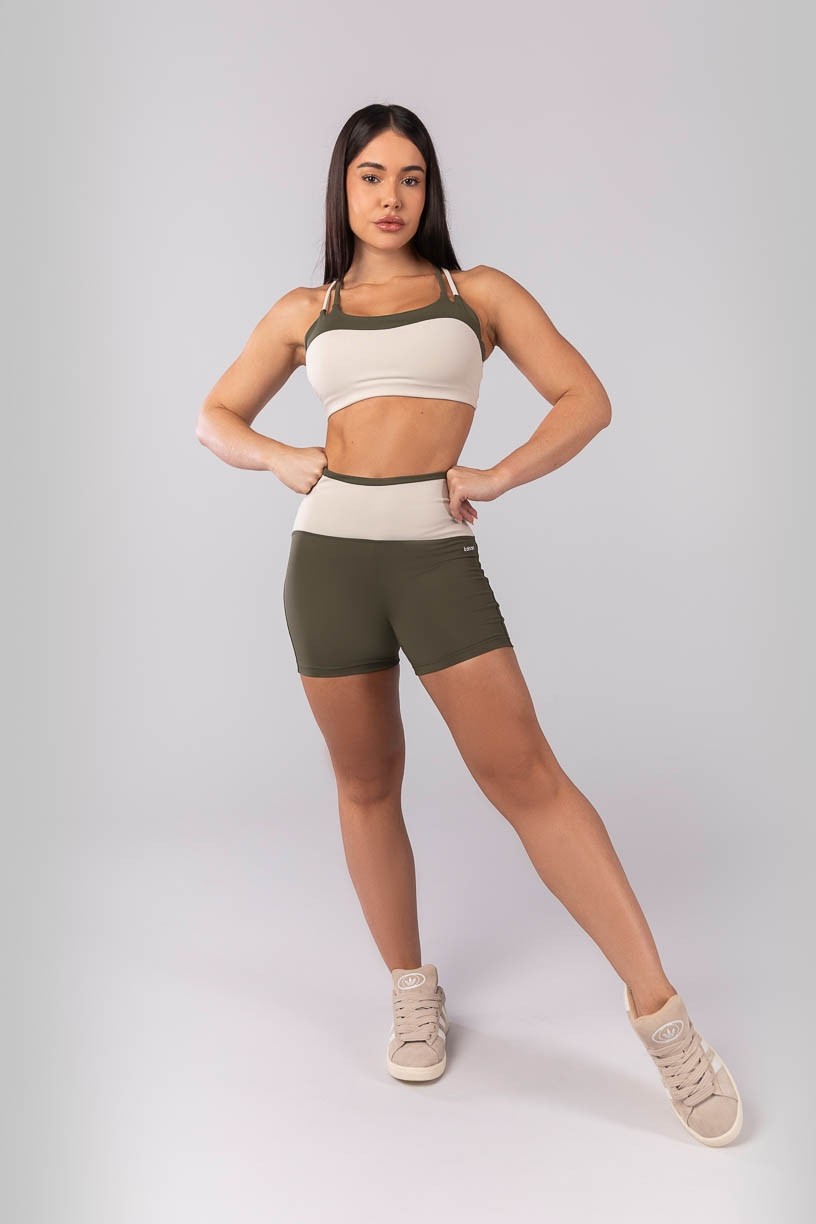 K4125-A_Short_com_Vira_e_Cos_em_V_Verde_Militar__Bege__Ref:_K4125-A