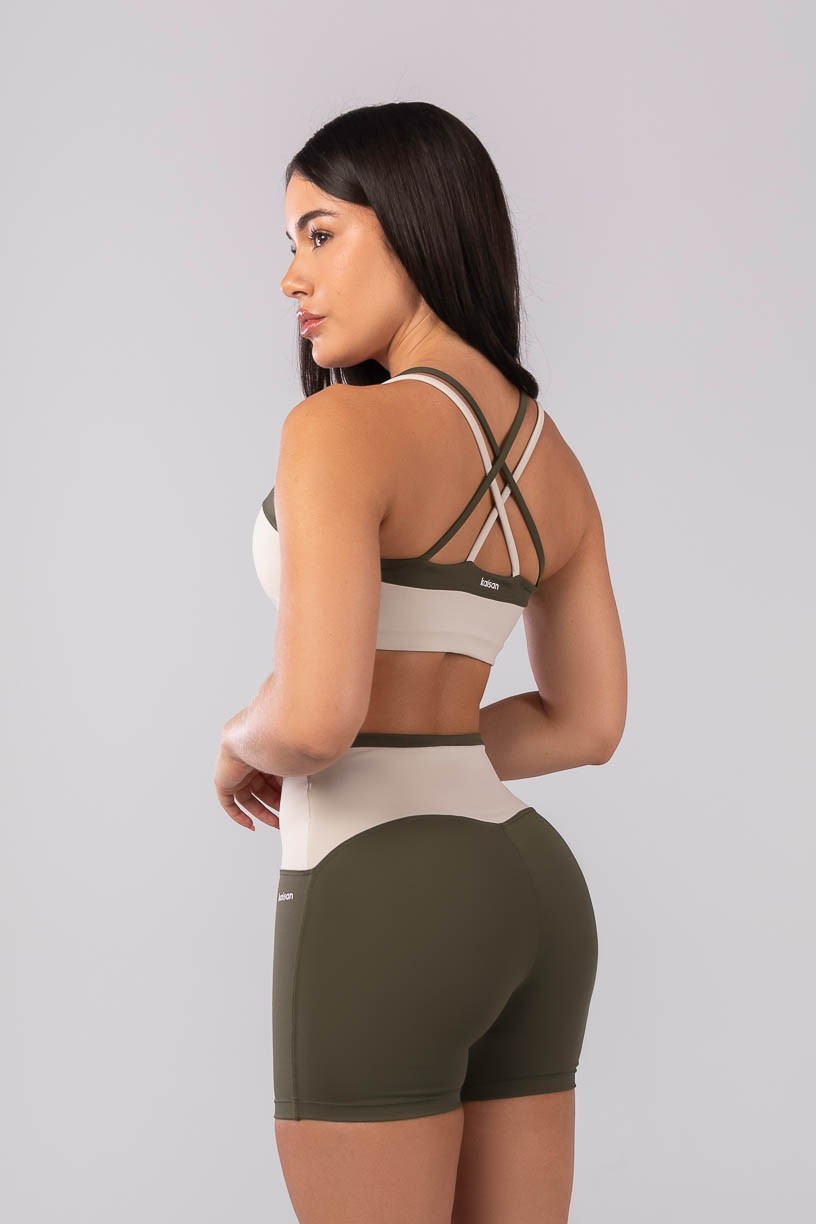 K4123-A_Top_com_Alcas_Duplas_Cruzadas_Verde_Militar__Bege__Ref:_K4123-A