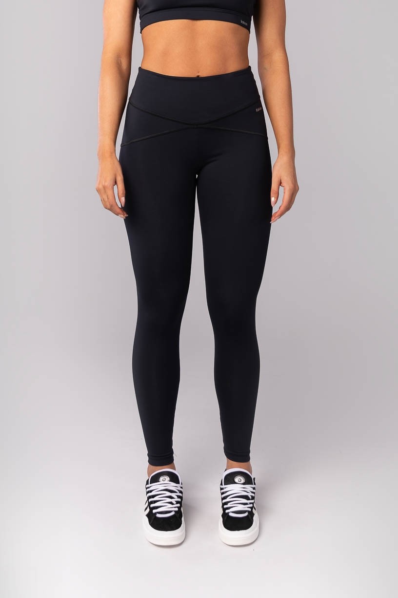 K4135-A_Calca_Legging_com_Recortes_no_Quadril_Preto__Ref:_K4135-A