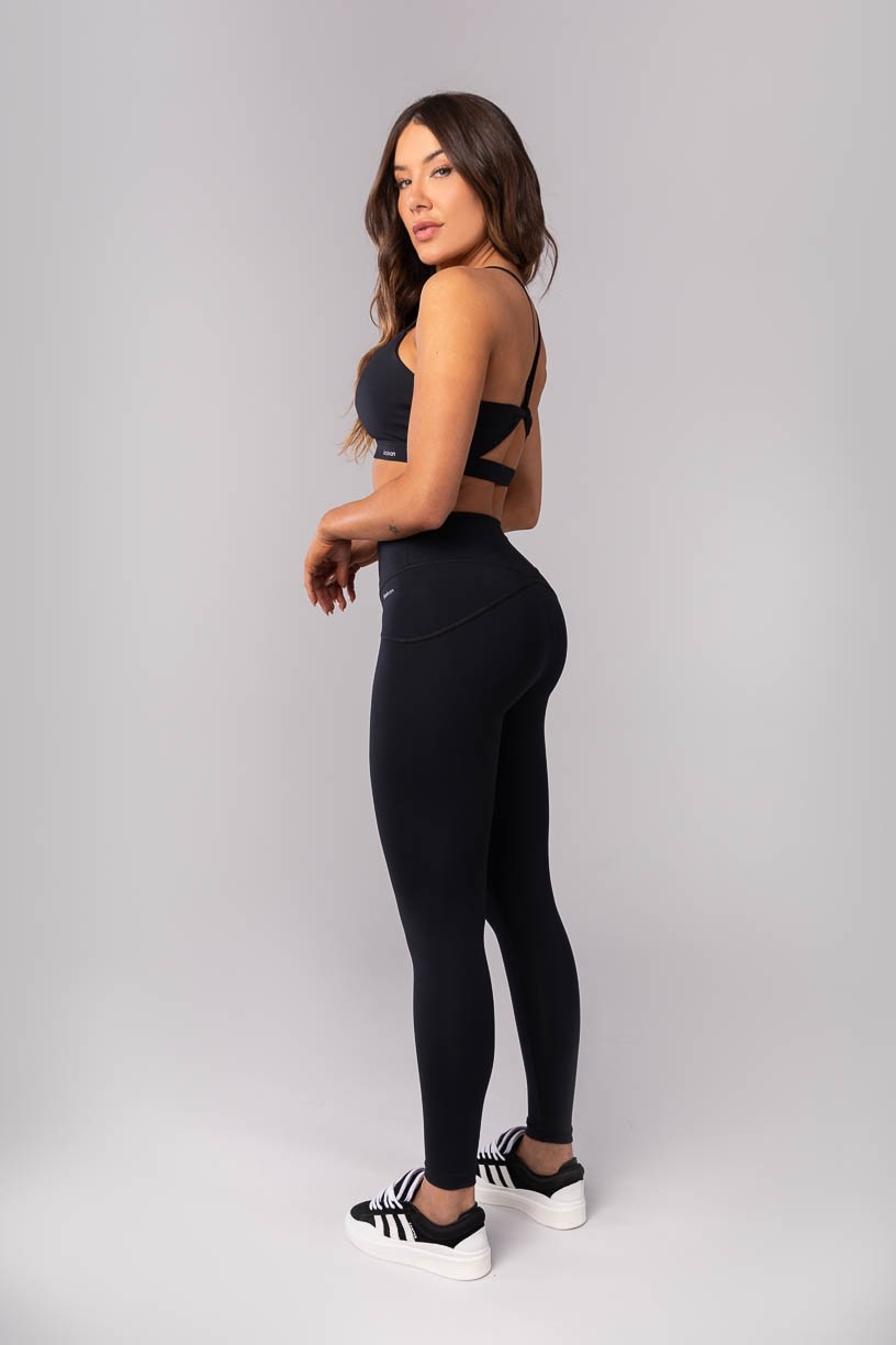 K4135-A_Calca_Legging_com_Recortes_no_Quadril_Preto__Ref:_K4135-A