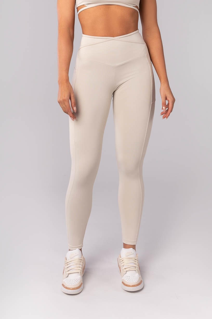 K4149-A_Calca_Legging_com_Bolsos_e_Chapado_Cruzado_na_Cintura_Bege__Ref:_K4149-A