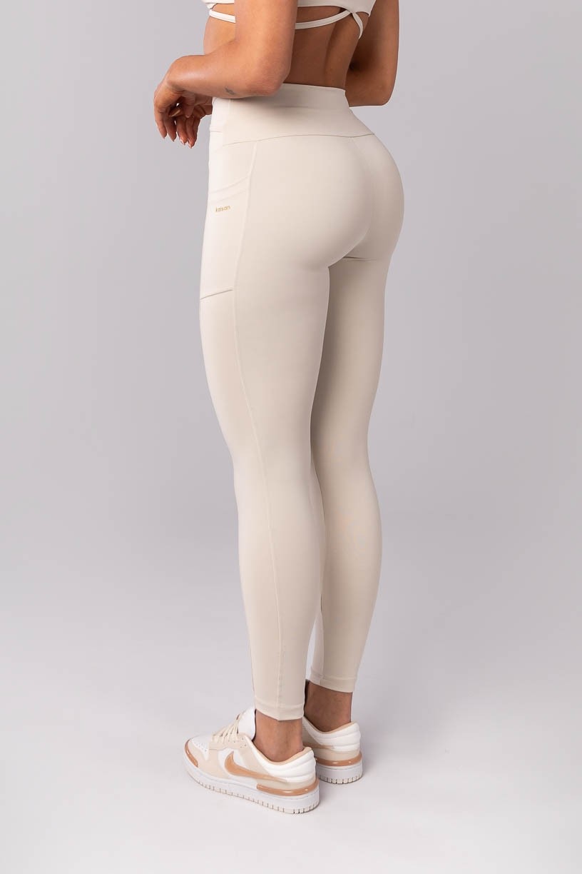 K4149-A_Calca_Legging_com_Bolsos_e_Chapado_Cruzado_na_Cintura_Bege__Ref:_K4149-A