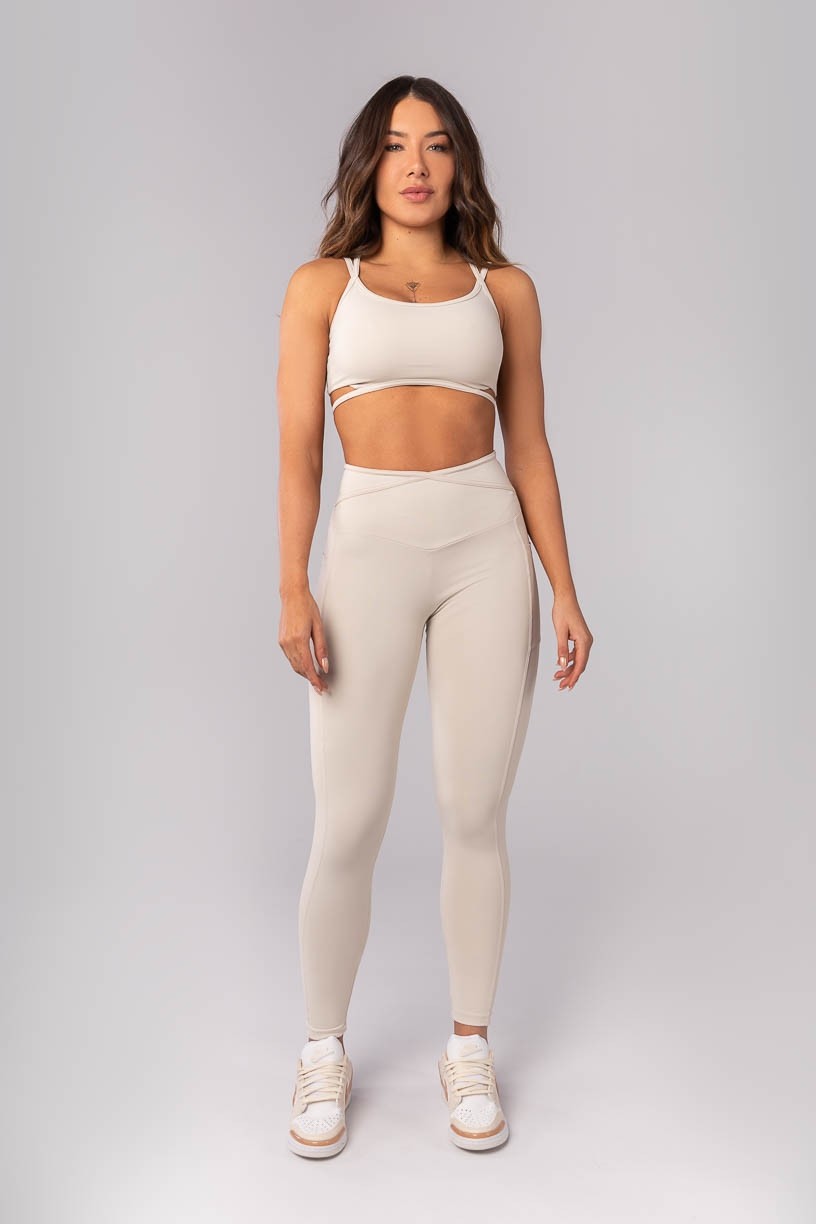 K4149-A_Calca_Legging_com_Bolsos_e_Chapado_Cruzado_na_Cintura_Bege__Ref:_K4149-A