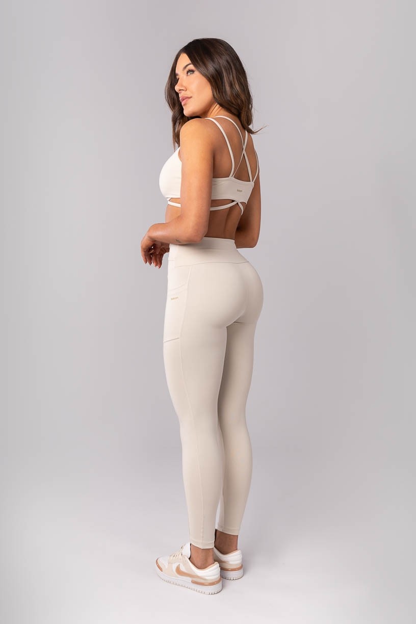 K4149-A_Calca_Legging_com_Bolsos_e_Chapado_Cruzado_na_Cintura_Bege__Ref:_K4149-A