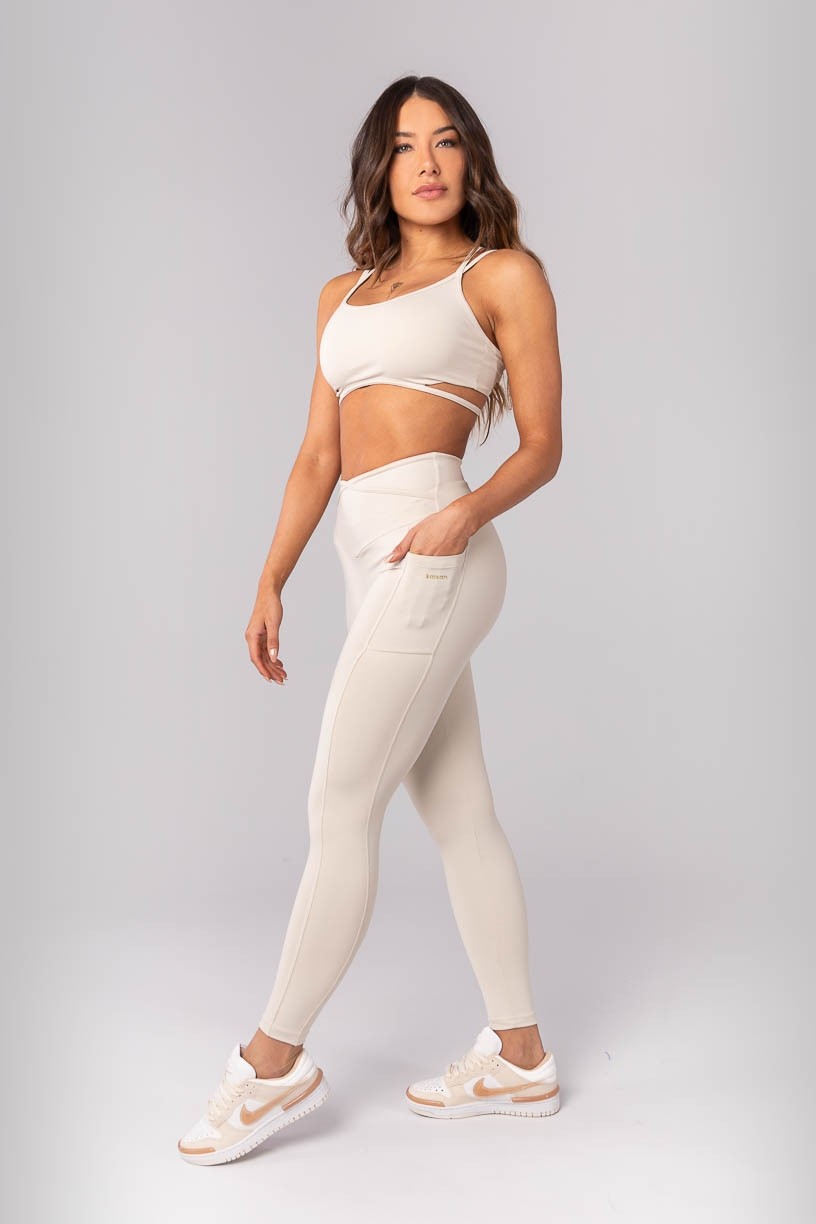 K4149-A_Calca_Legging_com_Bolsos_e_Chapado_Cruzado_na_Cintura_Bege__Ref:_K4149-A