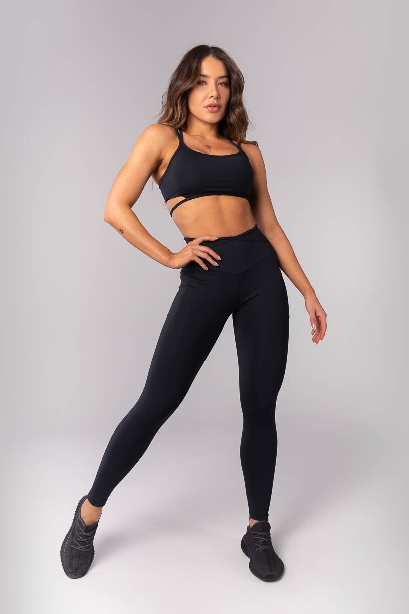 K4149-B_Calca_Legging_com_Bolsos_e_Chapado_Cruzado_na_Cintura_Preto__Ref:_K4149-B