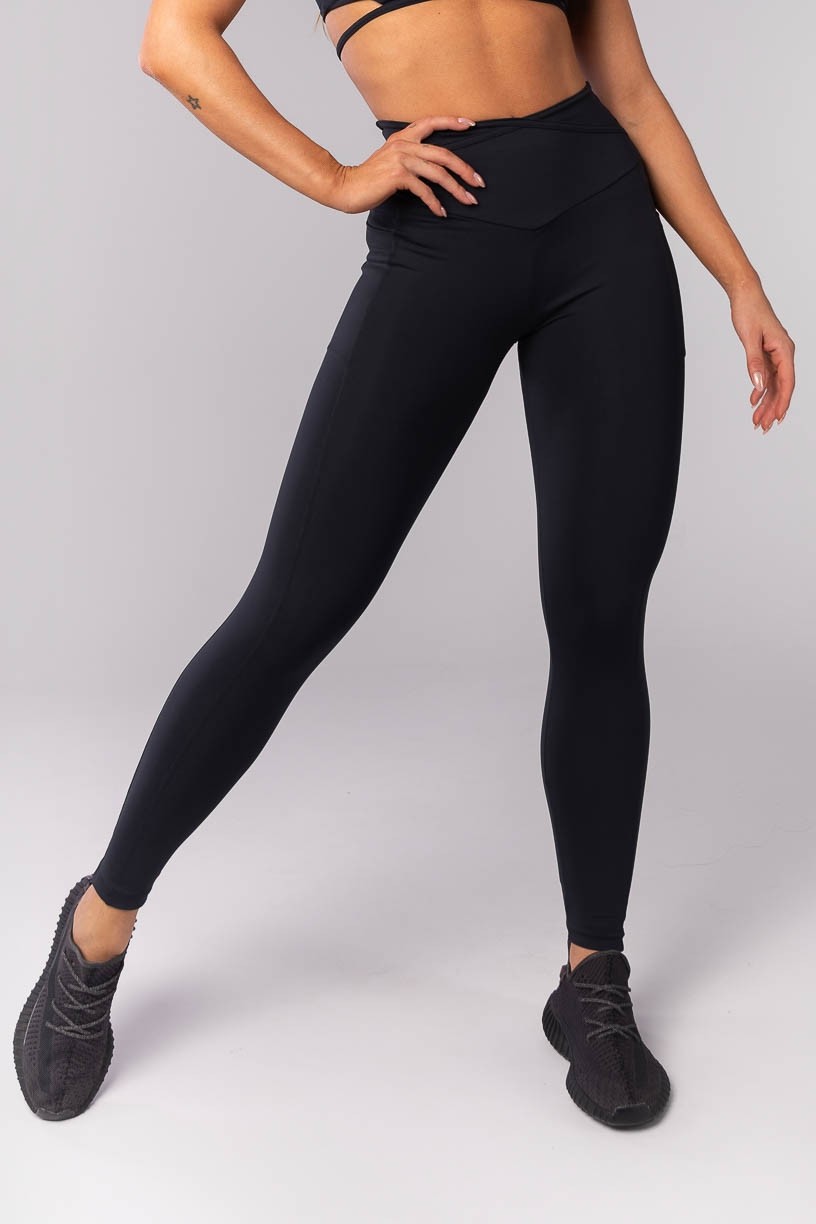 K4149-B_Calca_Legging_com_Bolsos_e_Chapado_Cruzado_na_Cintura_Preto__Ref:_K4149-B