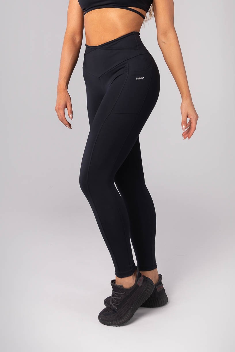 K4149-B_Calca_Legging_com_Bolsos_e_Chapado_Cruzado_na_Cintura_Preto__Ref:_K4149-B