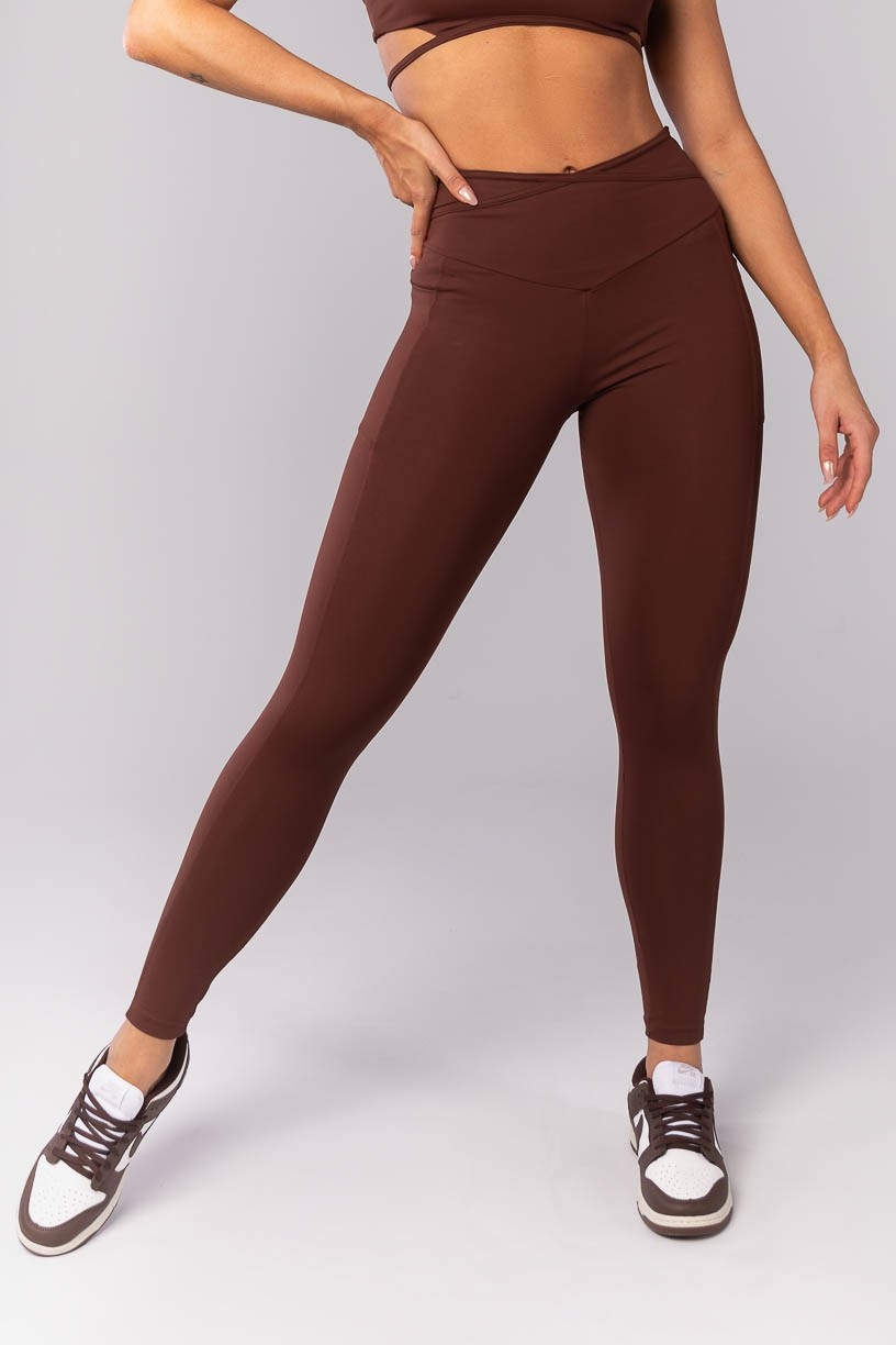 K4149-C_Calca_Legging_com_Bolsos_e_Chapado_Cruzado_na_Cintura_Marrom__Ref:_K4149-C