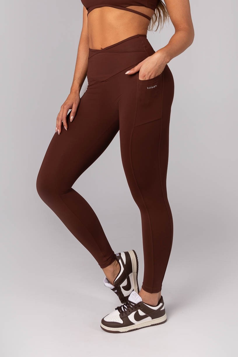 K4149-C_Calca_Legging_com_Bolsos_e_Chapado_Cruzado_na_Cintura_Marrom__Ref:_K4149-C
