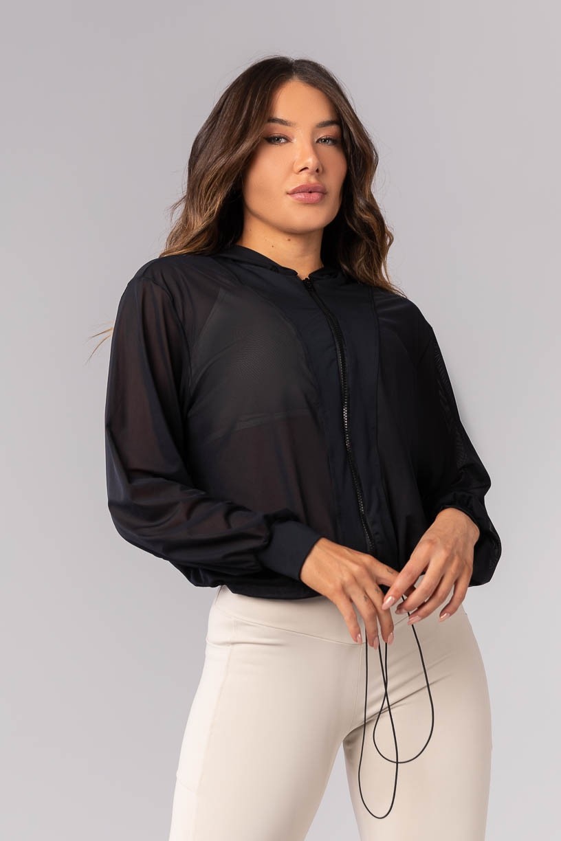 K4167-A_Jaqueta_Esportiva_em_Tule_com_Regulagem_Ziper_Capuz_e_Bolso_Preto__Ref:_K4167-A