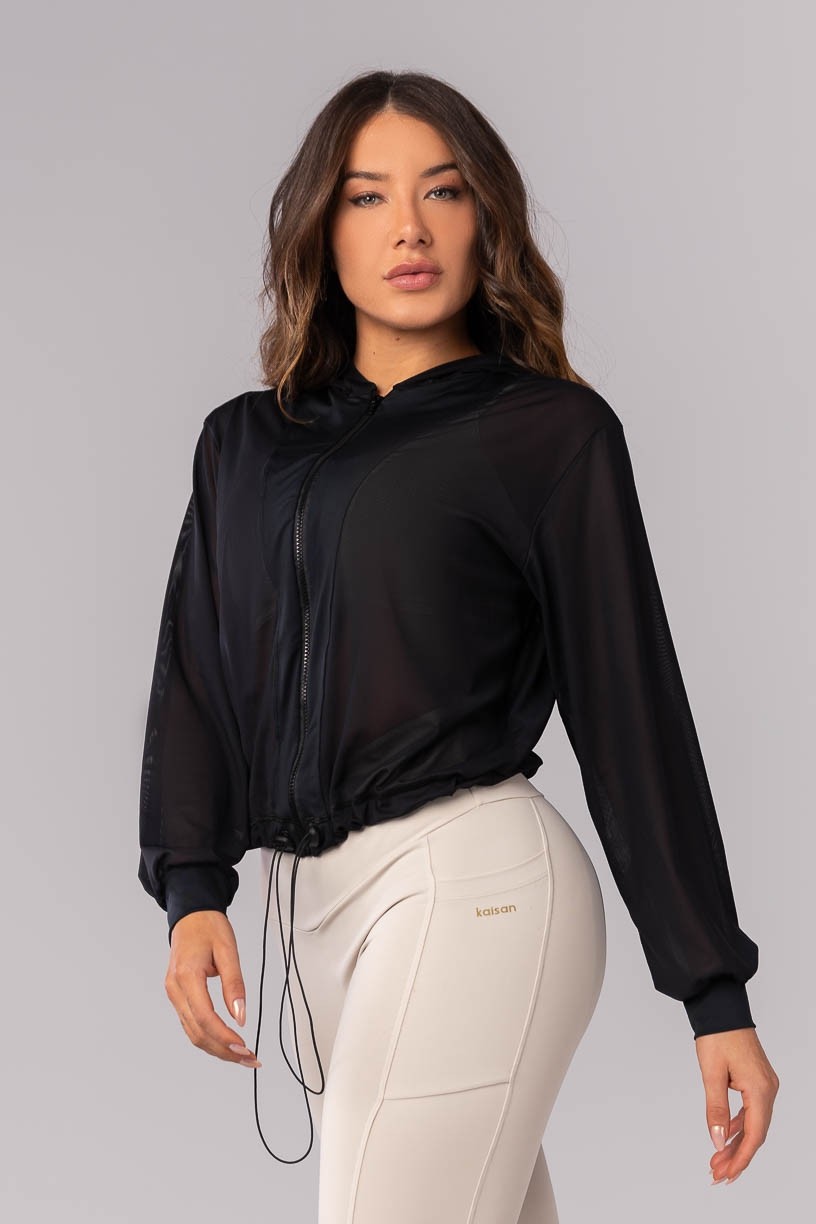K4167-A_Jaqueta_Esportiva_em_Tule_com_Regulagem_Ziper_Capuz_e_Bolso_Preto__Ref:_K4167-A